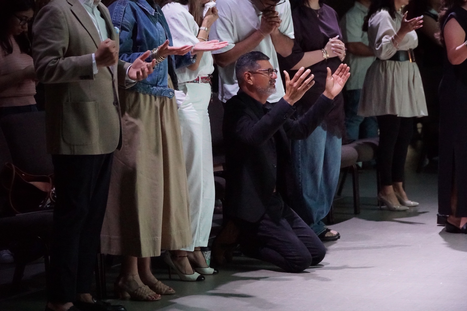 Prayer moment from Si Puedes Creer reference photos